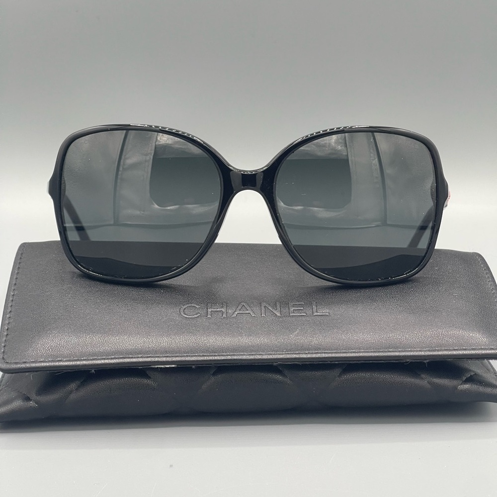 CHANEL Square Sunglasses Black Acetate Red Lambskin Silver Chain Arms Gray Lens